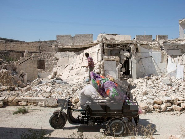 Cảnh đổ nát sau các vụ không kích ở Aleppo. (Ảnh: EPA/TTXVN)