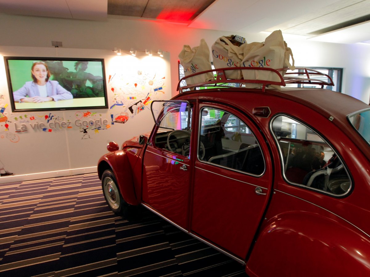 Văn phòng Google Paris (Pháp) sắp đặt cả một chiếc xe hơi Citroen 2V màu đỏ bóng bẩy.