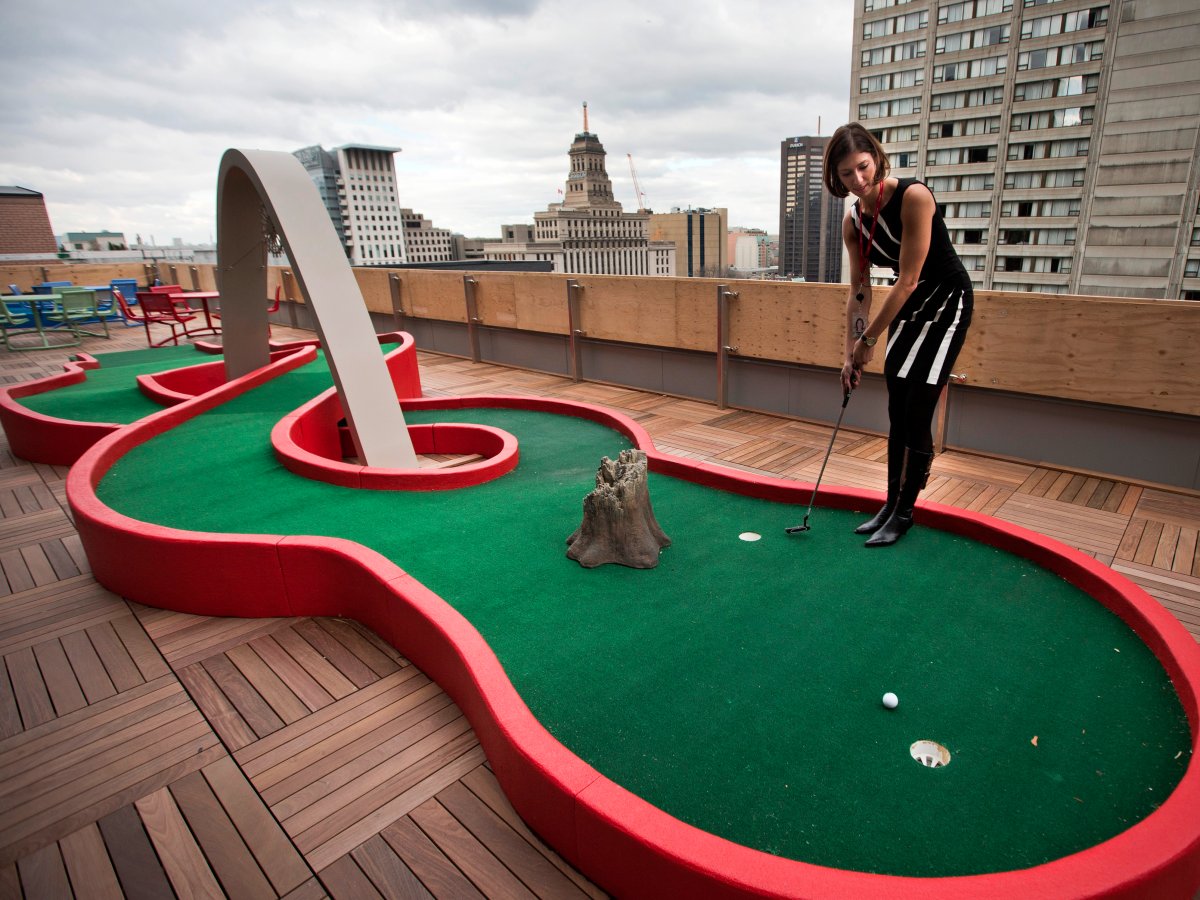 Nhân viên Google Toronto (Canada) còn được chơi golf trên nóc nhà…