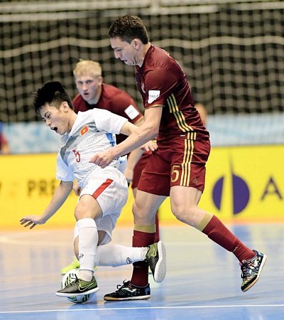 Hình ảnh trong trận đấu vòng 1/8 giữa Nga (áo sâm) thắng Việt Nam 7-0.
