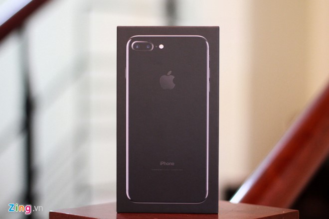 iPhone 7 Plus Jet Black được đóng hộp màu đen, tất cả các phiên bản còn lại đều là hộp màu trắng. Theo anh Hùng Việt, chủ cửa hàng Auto360 (TP.HCM), iPhone 7 Plus Jet Black hiện có giá 36 triệu đồng cho bản 128 GB.