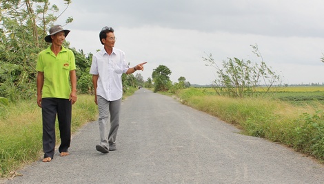 Anh Nguyễn Thanh Phong (trái) đã hiến 1.200m2 để làm đường liên xã Thành Đông- Tân Thành.