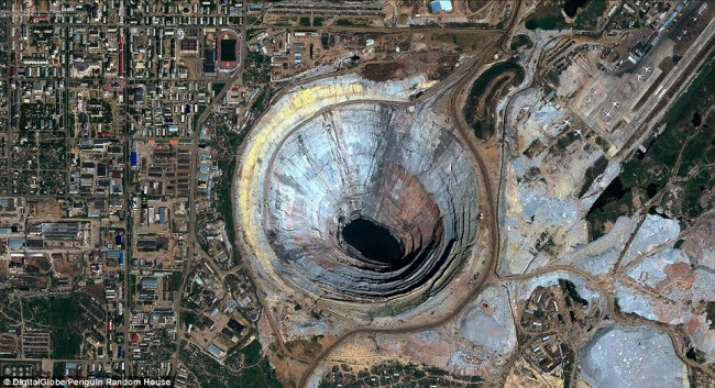 Mỏ khai thác kim cương lộ thiên Mir gần thành phố Mirny ở vùng Siberia, Nga. Khu khai thác chính có độ sâu 525m và đường kính 1.200m, trở thành hố nhân tạo lớn thứ hai trên thế giới.