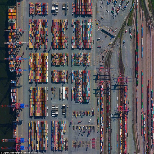 Cảng Hamburg ở Đức được coi là “Cửa ngõ của thế giới”. Mỗi ngày, khu cảng này tiếp nhận 28 tàu biển, 200 chuyến tàu đường sắt và 5.000 xe tải. Khả năng vật chuyển hàng hóa của cảng này là 132 triệu tấn/năm.