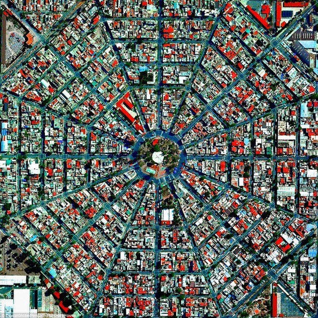 Tất cả các con đường đổ về trung tâm thương mại Plaza Del Ejecutivo ở thành phố Mexico City, Mexico. Thành phố này là nơi sinh sống của 9 triệu người.