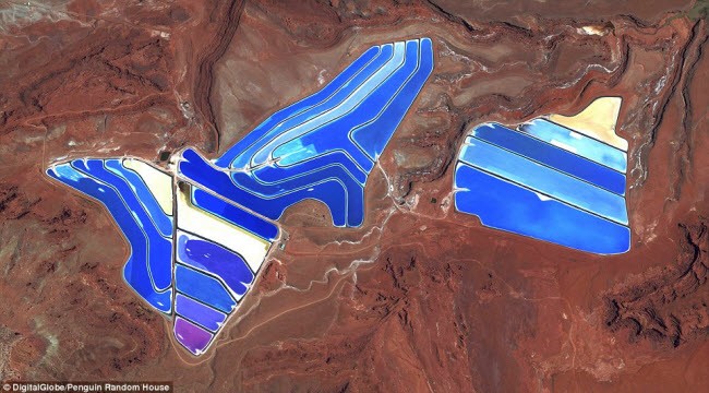 Những hồ chứa với nhiều màu sắc khác nhau tại mỏ khai thác kali cacbonat ở thành phố Moab, bang Utah, Mỹ.