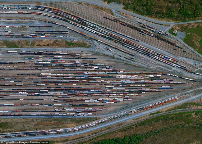 Cảng hàng hóa đường sắt Selkirk ở khu Albany, New York, Mỹ. Nơi đây xử lý khoảng 3.200 tòa tàu chở hàng mỗi ngày.