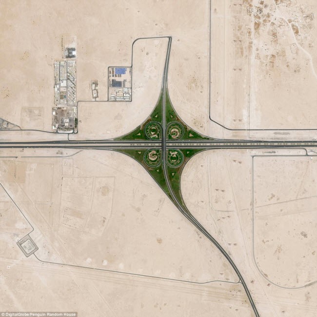 Đoạn giao cắt giao thông được xây dựng hình cỏ ba lá ở ngoại ô Doha, Qatar.