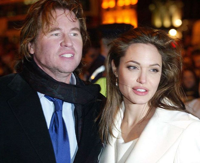 Jolie từng có quan hệ với Val Kilmer khi đóng chung 'Alexander' (2004). Cặp đôi này từng hẹn hò một thời gian ngắn sau đó. (Nguồn: Getty Images)