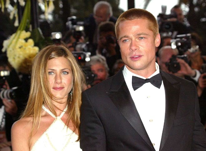 Nữ diễn viên Jennifer Aniston và Brad Pitt bắt đầu hẹn hò năm 1998 và kết hôn vào năm 2000. Tuy nhiên, năm 2004, sự xuất hiện của Angelina Jolie dường như đã khiến cặp đôi này tan rã. Kết quả là năm 2005, Pitt và cô nàng trong 'Friends' quyết định ly hôn. (Nguồn: Getty Images)