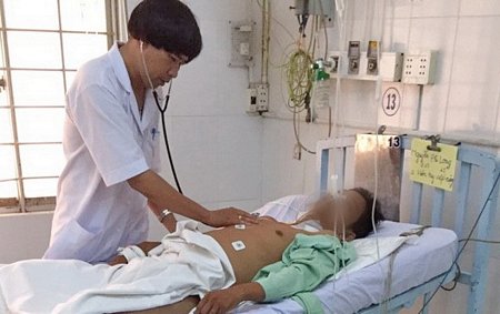 Bác sĩ Võ Văn Hạnh Phúc khám lúc bệnh nhân N.P.L. điều trị tại Khoa Cấp cứu hồi sức tích cực.
