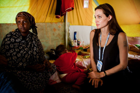 Angelina Jolie bắt đầu thăm các trại tị nạn trên thế giới.