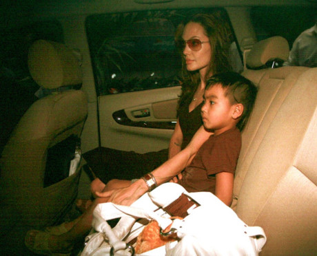 Nữ diễn viên nhận nuôi cậu con trai Maddox, 3 tuổi từ một trại trẻ mồ côi ở Campuchia hồi năm 2002.
