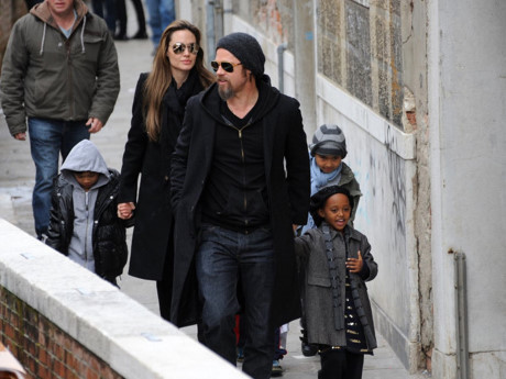 Họ đã che giấu mối quan hệ của mình cho đến năm 2006, Angelina Jolie tiết lộ rằng đang mang thai đứa con của Brad Pitt. Hiện hai người có sáu người con, trong đó có ba con ruột và ba con nuôi.