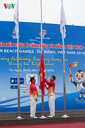 Lễ thượng cờ Đoàn chủ nhà Việt Nam.