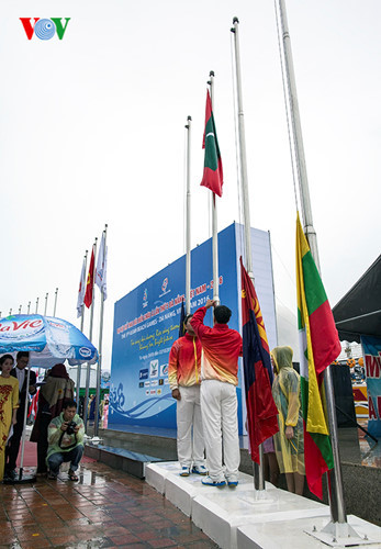 Lá cờ của Maldives được kéo lên khu vực khán đài trung tâm.