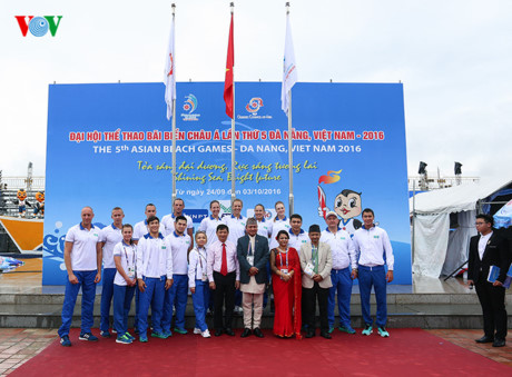 Phó CT Ủy ban Nhân dân thành phố Đà Nẵng Đặng Việt Dũng chụp ảnh lưu niệm với các đoàn Kazakhstan, Nepal và Iraq.