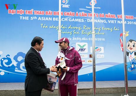 Chủ tịch UBND TP Đà Nẵng Huỳnh Đức Thơ tặng chú Voọc Chà vá chân nâu- biểu trưng của thành phố cho Trưởng đoàn thể thao Qatar.