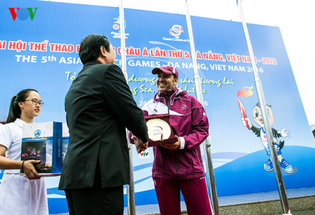 Chủ tịch Ủy ban Nhân dân thành phố Đà Nẵng Huỳnh Đức Thơ nhận quà lưu niệm từ Trưởng đoàn Qatar.