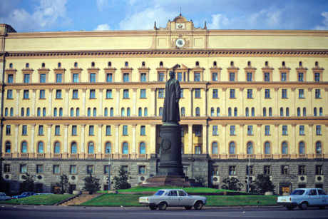 Ở trung tâm quảng trường Lubyanka và phía trước trụ sở KGB có bức tượng Felix Dzerzhinsky – ông tổ ngành an ninh-tình báo Liên Xô. Ảnh: Sputnik.