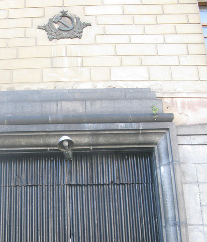 Hình búa liềm ở một lối vào khác của tòa nhà Cơ quan An ninh Liên bang Nga. Ảnh: Wordpress.