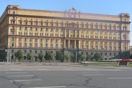Sau khi Liên Xô sụp đổ năm 1991, giới tình báo Nga cố gắng gây dựng hình ảnh cởi mở, cho phép du khách tham quan (có kiểm soát) tòa nhà màu vàng. Ảnh: Worldsgreatesttravelblog.