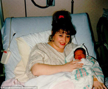 Cậu bé Broc Brown trong vòng tay mẹ lúc mới ra đời vào năm 1997. (ảnh: Barcroftimages/DM).