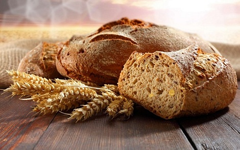 Bánh mỳ đen (whole wheat) và sản phẩm 100% whole wheat: Nếu bạn ăn bánh mỳ trắng sẽ không khác gì ăn đường. Điều đó làm tăng lượng đường trong máu và khiến cơ thể tích trữ mỡ. Ảnh: etamy Fad