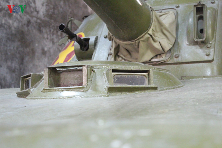Lái xe PT-76 có tối đa 3 kính tiềm vọng chĩa ra 3 hướng, trong đó 2 bên là kính thường, ở giữa có thể lắp kính hồng ngoại (để nhìn đêm) hoặc kính bơi.