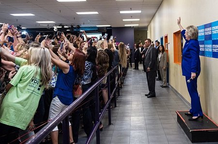 Nhiều người đã quay lưng về phía bà Hillary để selfie. (Nguồn: twitter.com)