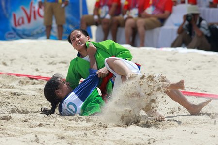 Văn Ngọc Tú (Việt Nam, áo xanh) thắng Saparova Zarina (Ấn Độ) ở hạng cân 48kg nữ.