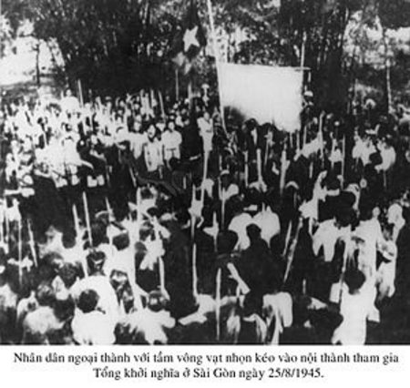 Nhân dân ngoại thành với tầm vông vạt nhọn kéo vào nội thành tham gia Tổng khởi nghĩa ở Sài Gòn ngày 25/8/1945. Ảnh: Internet