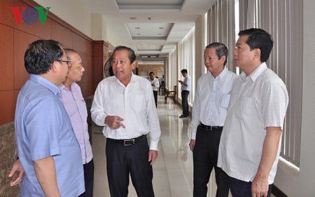 Phó Thủ tướng Trương Hòa Bình trao đổi với lãnh đạo TPHCM.