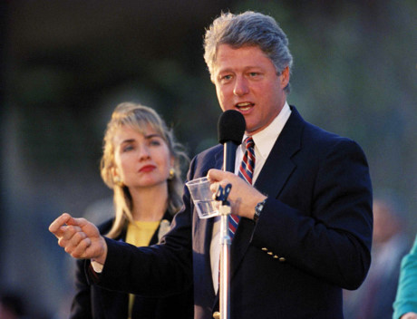 Bà Hillary được đánh giá có vai trò quan trọng trong chiến dịch tranh cử Tổng thống của ông Bill Clinton hồi năm 1992. Khi đó, ông Bill đang là Thống đốc bang Arkansas và có bài phát biểu tại trung tâm hội nghị Tampa. (ảnh: AP)