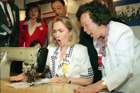 Bà Hillary ngỡ ngàng bên chiếc máy khâu trong một hội nghị của Liên đoàn Lao động Dệt may Quốc tế ở Miami, Florida năm 1992. (ảnh: AP)