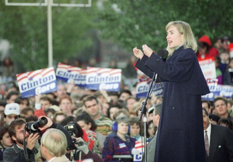  Bà Clinton tuyên truyền vận động cho chồng trong chiến dịch tranh cử của ông Bill tại Providence, Rhode Island, tháng 9/1992. (ảnh: AP)