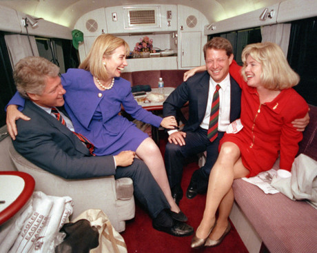 Ông bà Clinton với ông bà Al Gore, khi đó là ứng viên Phó Tổng thống trong chiến dịch tranh cử tháng 10/1992. (ảnh: AP)