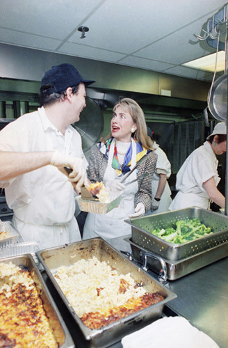 Bà Clinton tới thăm một khu bếp ăn dành cho bệnh nhân AIDS ở Manhattan New York tháng 4/1992. (ảnh: AP)