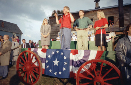 Bà bên cạnh và nghe ông Bill phát biểu trước người ủng hộ tại Georgia Agrirama ở Tifton, Georgia, tháng 9/1992. (ảnh: AP)