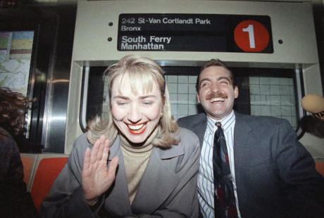 Bà cười tươi vẫy tay chào mọi người khi ngồi trên xe điện ngầm ở New York tháng 3/1992. (ảnh: AP)