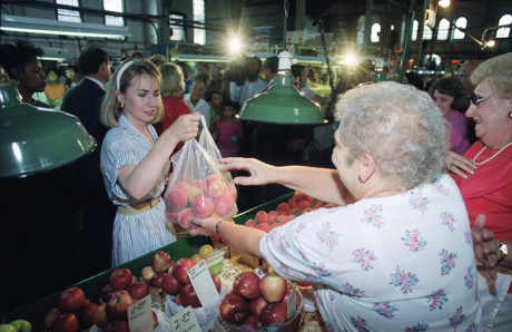 Bà mua hoa quả tại một khu chợ ở Pennsylvania khi chồng đang tranh cử tại đó. (ảnh: AP)