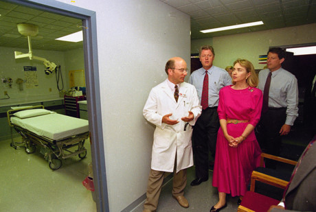 Tiến sĩ Thompson của Trung tâm Y tế Strawberry Point, Iowa giới thiệu cho ông bà Clinton và ông Al Gore khi các ứng viên Tổng thống của đảng Dân chủ tới thăm trung tâm. Ông Clinton lấy nội dung chăm sóc sức khỏe quốc gia là vấn đề chính cho chiến dịch tranh cử năm 1992. (ảnh: AP)