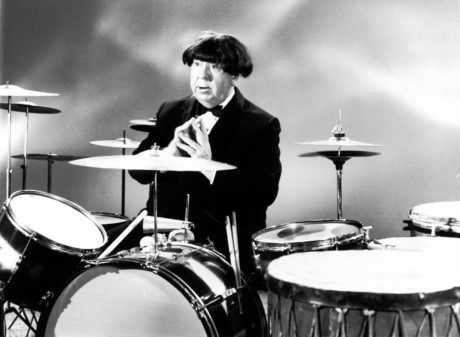 Alfred Hitchcock cải trang thành Ringo Starr, năm 1964