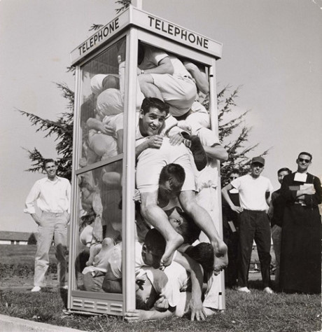 22 học sinh nhồi nhét trong một cabin điện thoại để thiết lập một kỷ lục sắp xếp ở California, năm 1959.