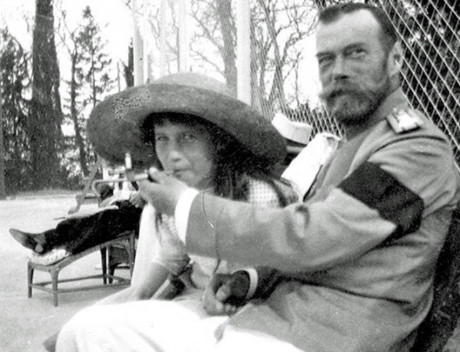 Công chúa Anastasia hút điếu thuốc trong tay của Sa hoàng Nicholas II nước Nga, năm 1916.