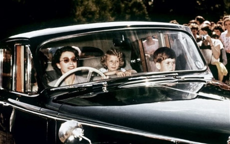 Nữ hoàng Elizabeth II lái xe chở Thái tử Charles và Công chúa Anne, năm 1957.