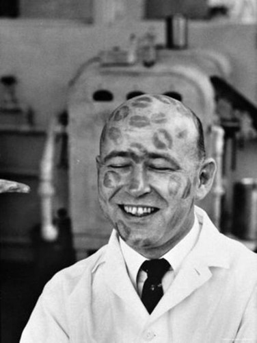  Thử nghiệm son môi, năm 1950.