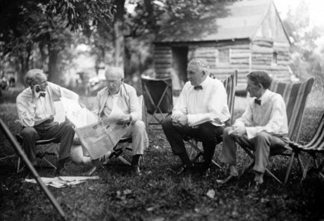  Từ trái sang phải: Henry Ford, Thomas Edison, Tổng thống thứ 29 của Mỹ Warren G. Harding và doanh nhân Harvey Firestone, năm 1921.