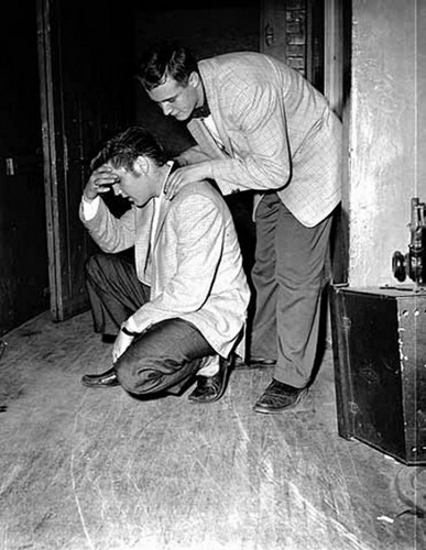 Elvis Presley tại hậu trường trong thời gian nghỉ giữa buổi biểu diễn, năm 1956.