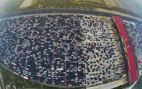 Hàng ngàn phương tiện bị kẹt cứng trên cao tốc Beijing-Hong Kong-Macau (Ảnh: reuters)